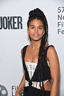 How tall is Zazie Beetz?